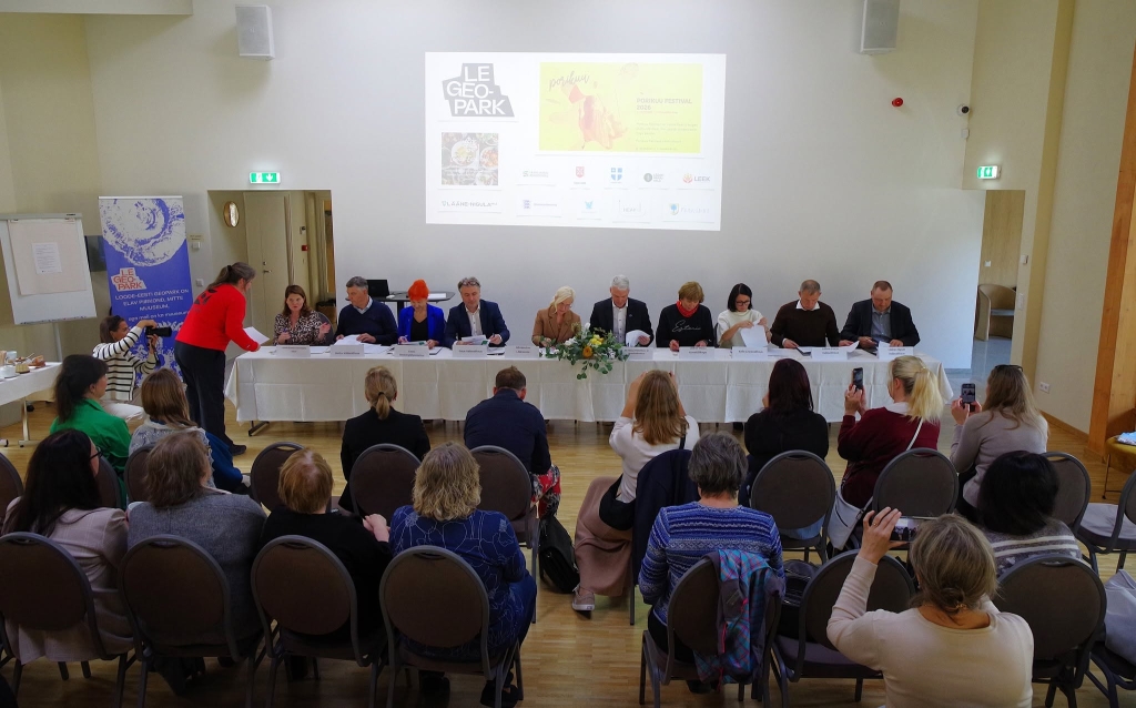 Allkirjastamine. Foto autor Valdur Vacht
